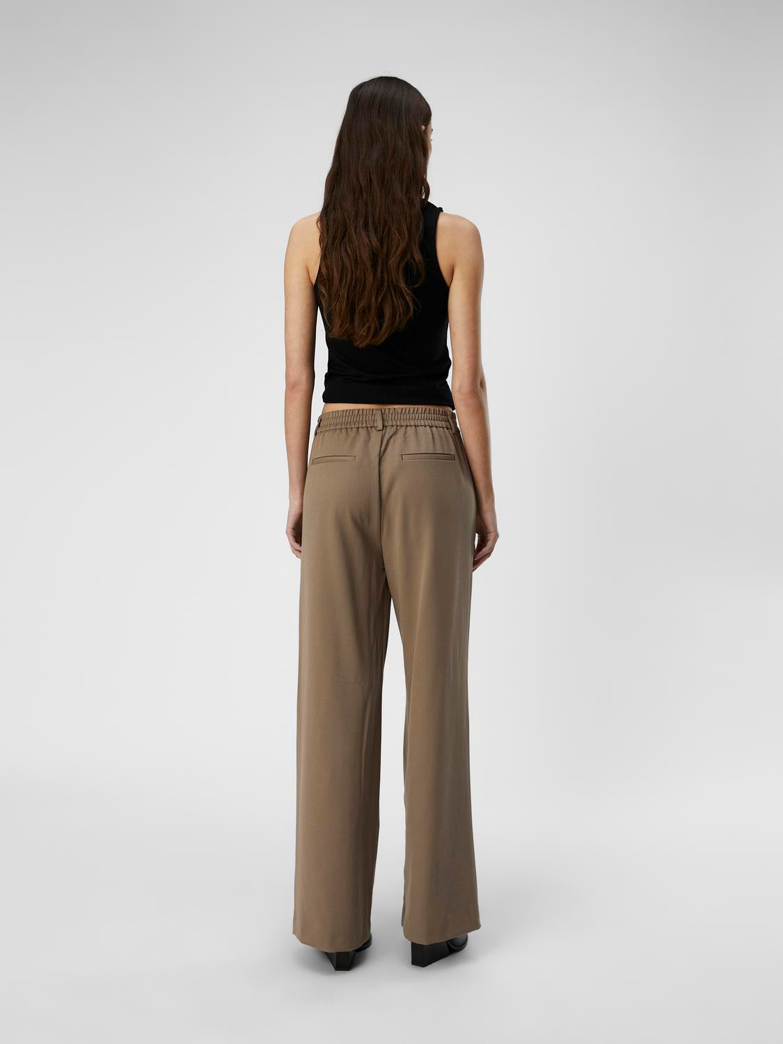 model_shot-back