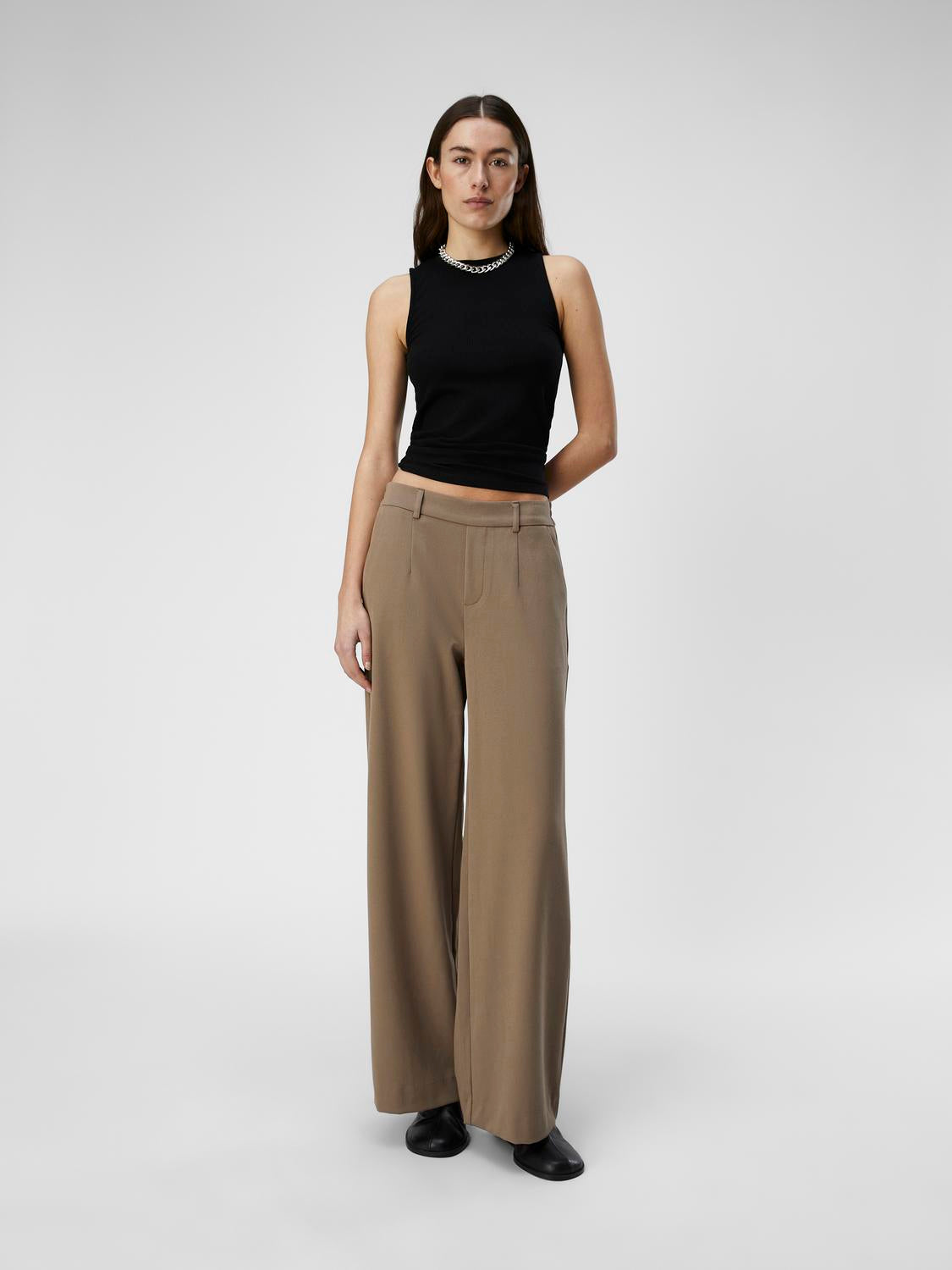 model_shot-front_full